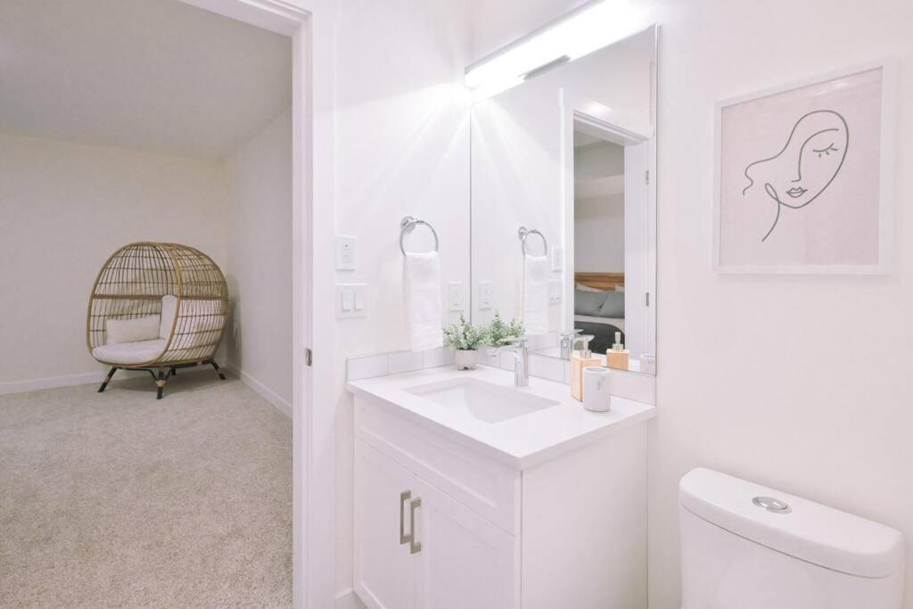 Oasis Getaway, Mins to Lake, King Bed, Dbl Garage