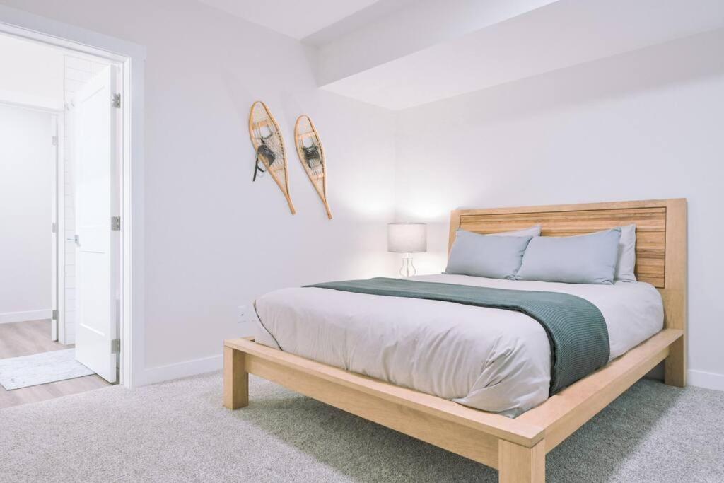 Oasis Getaway, Mins to Lake, King Bed, Dbl Garage