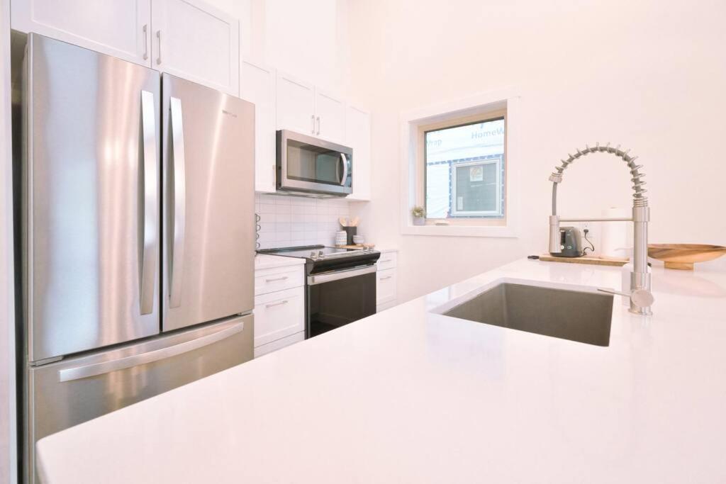 Oasis Getaway, Mins to Lake, King Bed, Dbl Garage