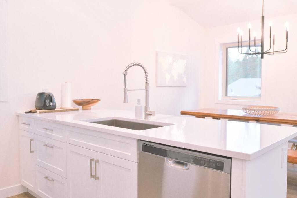Oasis Getaway, Mins to Lake, King Bed, Dbl Garage