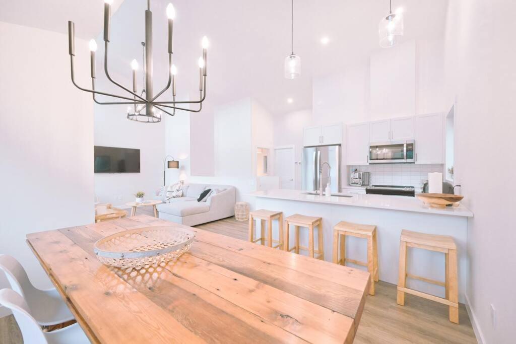 Oasis Getaway, Mins to Lake, King Bed, Dbl Garage