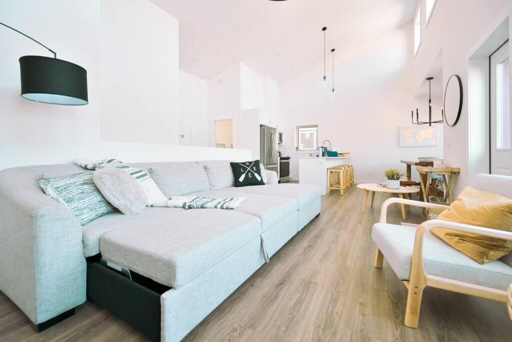 Oasis Getaway, Mins to Lake, King Bed, Dbl Garage