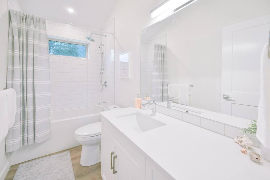 Oasis Getaway, Mins to Lake, King Bed, Dbl Garage