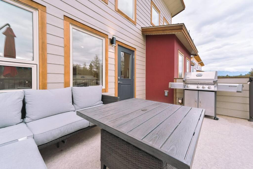 Oasis Getaway, Mins to Lake, King Bed, Dbl Garage