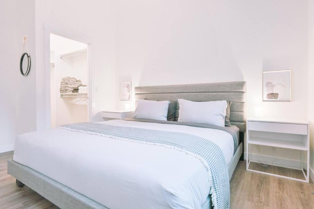 Oasis Getaway, Mins to Lake, King Bed, Dbl Garage
