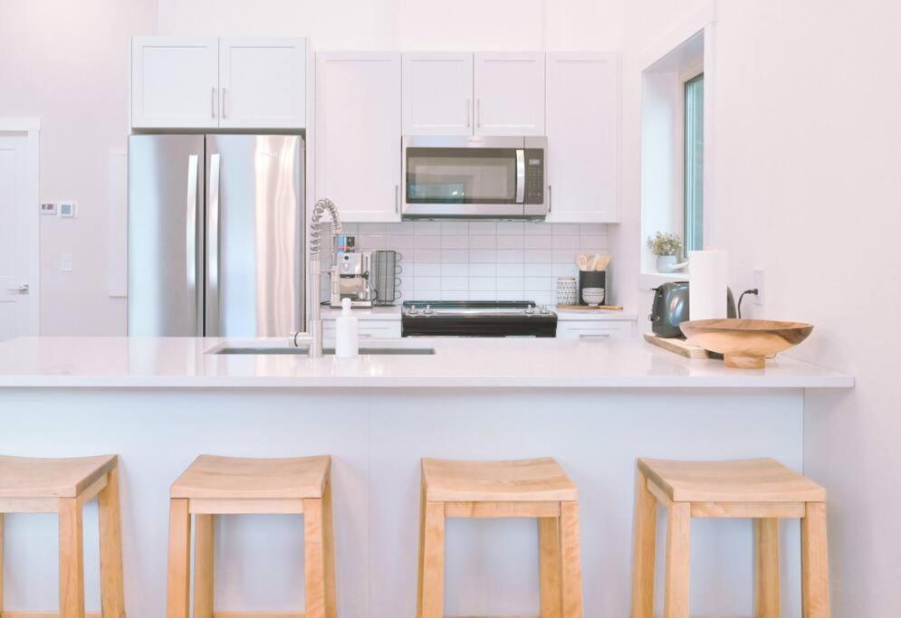 Oasis Getaway, Mins to Lake, King Bed, Dbl Garage