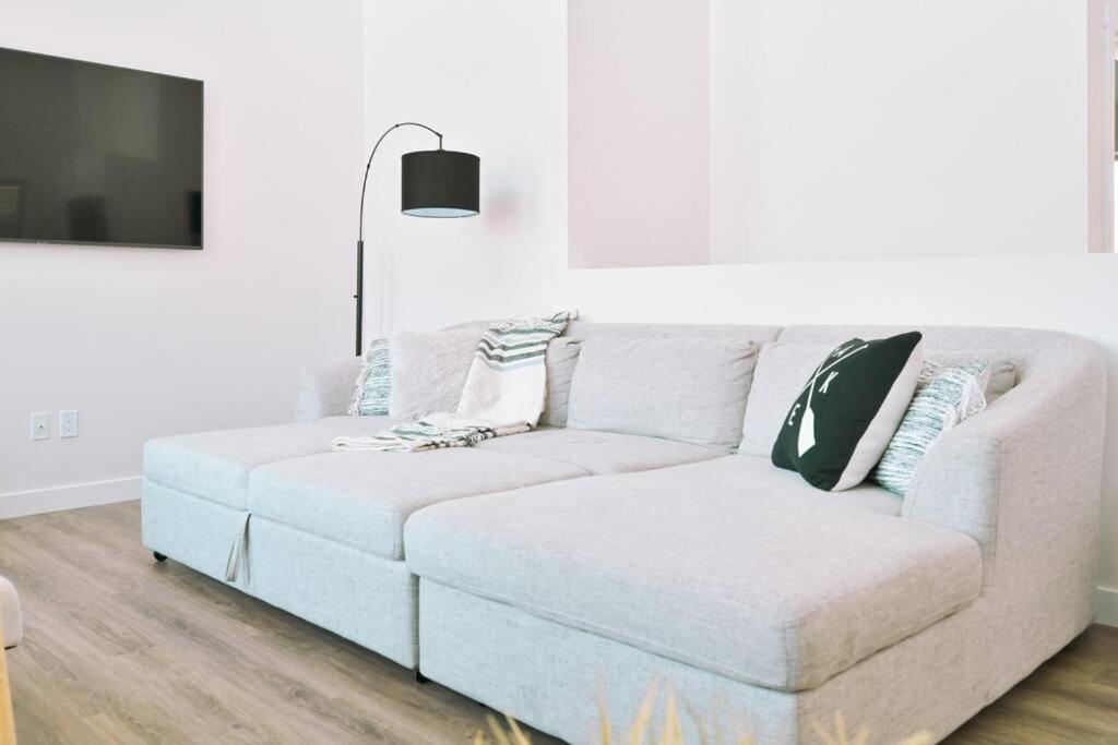Oasis Getaway, Mins to Lake, King Bed, Dbl Garage