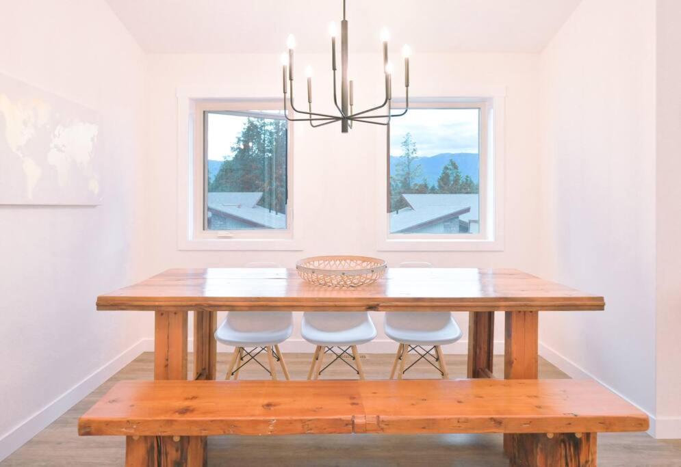 Oasis Getaway, Mins to Lake, King Bed, Dbl Garage
