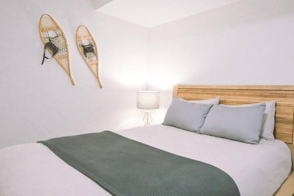 Oasis Getaway, Mins to Lake, King Bed, Dbl Garage