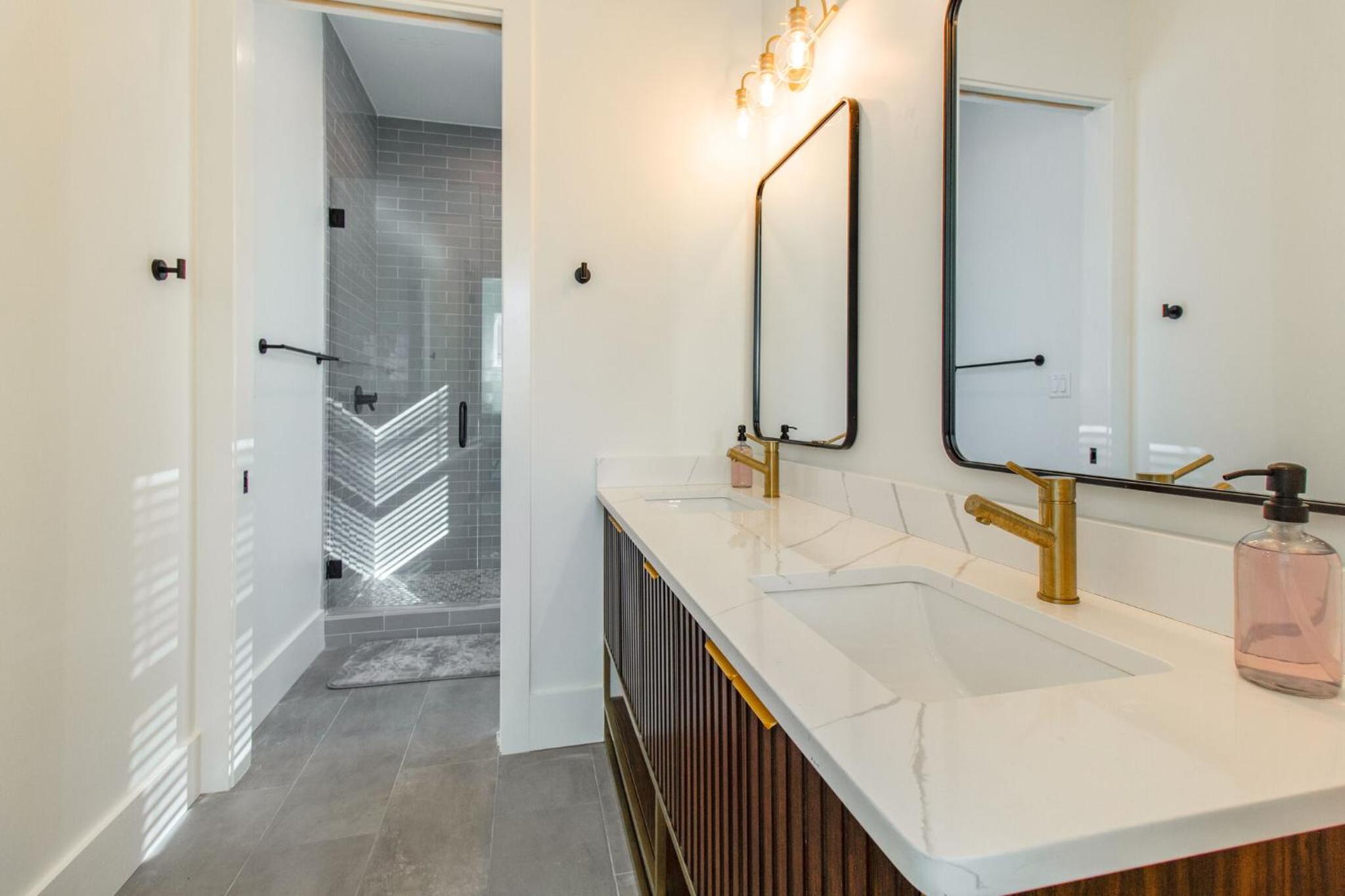 LUXE Doin' Grayt Easy Beach Access 4 Bikes Pool Pets Sleeps 12 view 4