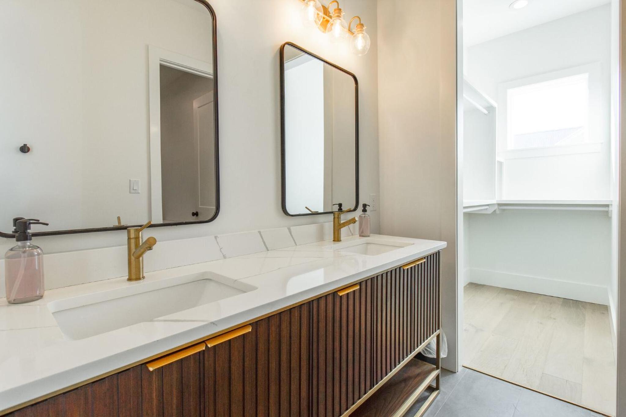 LUXE Doin' Grayt Easy Beach Access 4 Bikes Pool Pets Sleeps 12 view 3