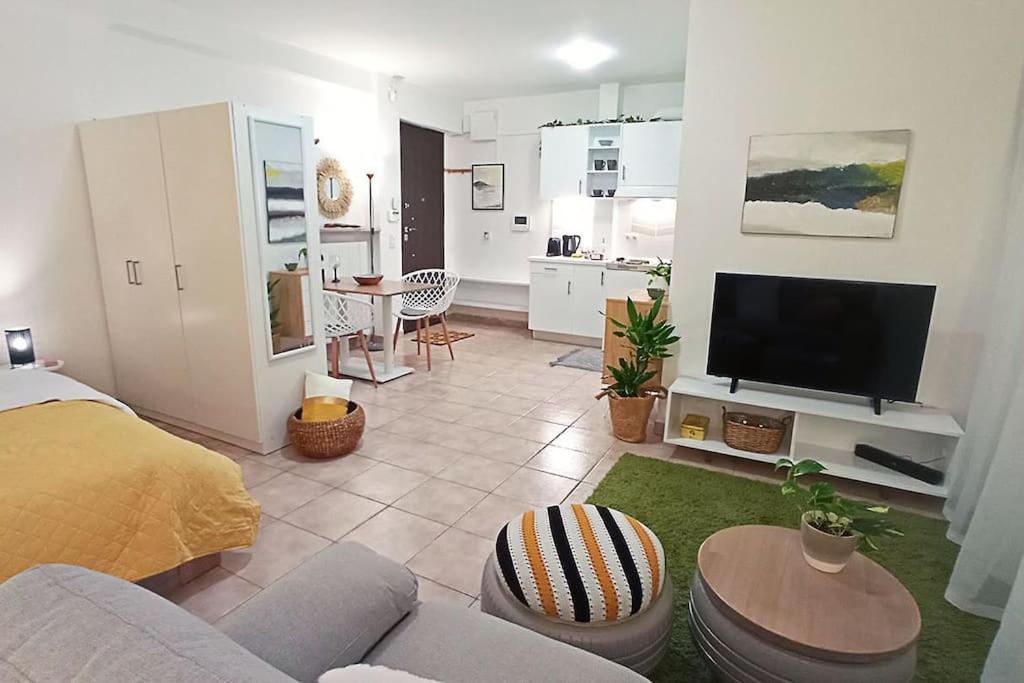Relaxing Studio Apt, 1 min to Highway, Parking