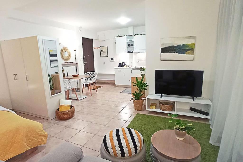 Relaxing Studio Apt, 1 min to Highway, Parking