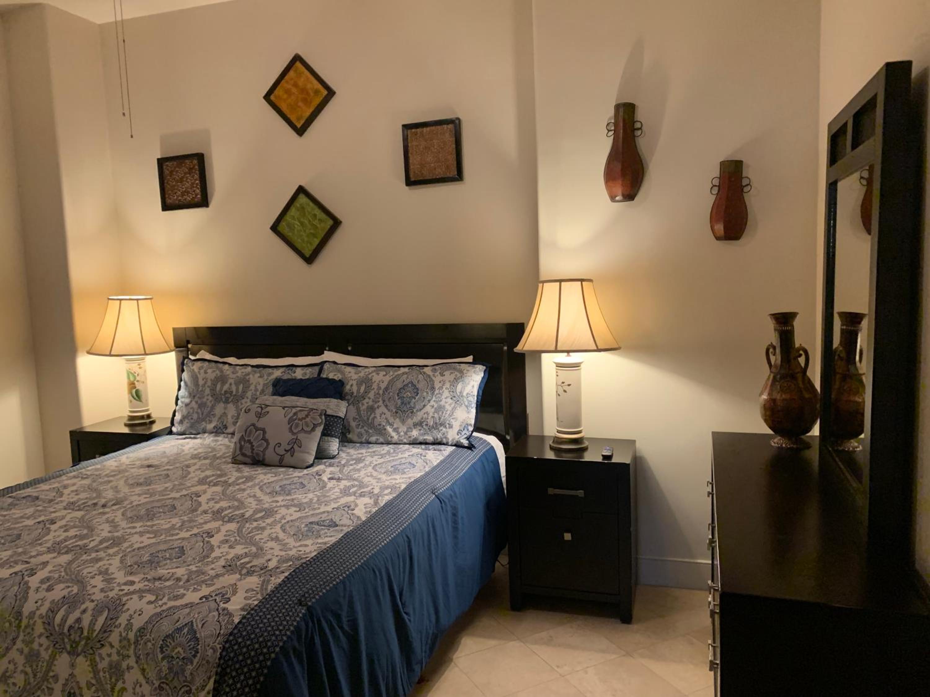 ACCESS - BEACH Penthouse PAPAS and BEER 2 miles WIFI view 4