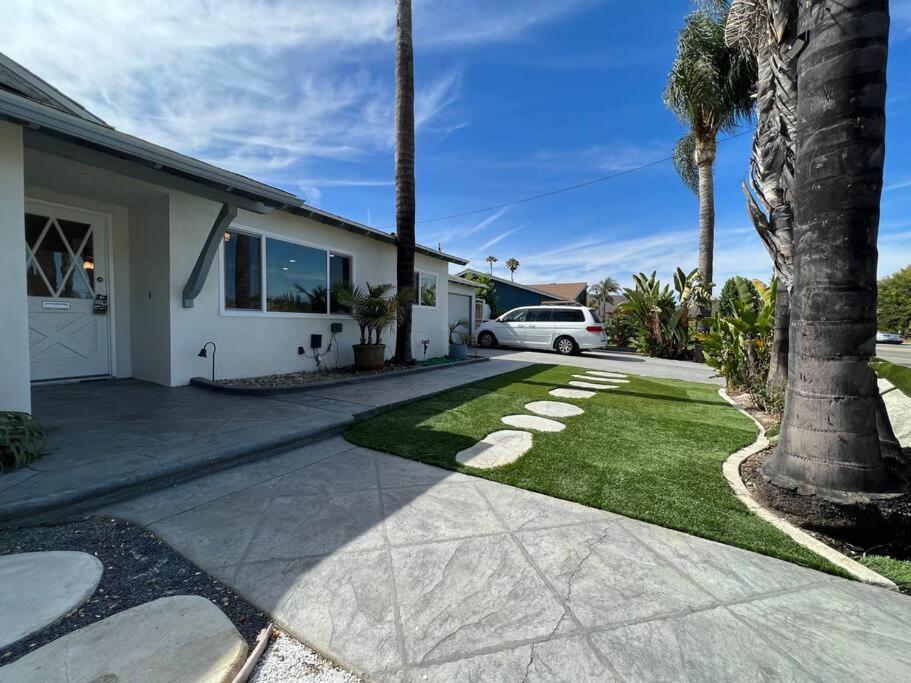 Modern 4 King Beds, Beautiful Large Backyard, Golf, WFH, Long Stays, WI-FI, FWY, 25 mins to Beach view 2