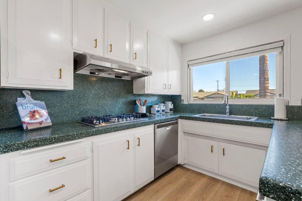Modern 4 King Beds, Beautiful Large Backyard, Golf, WFH, Long Stays, WI-FI, FWY, 25 mins to Beach view 3