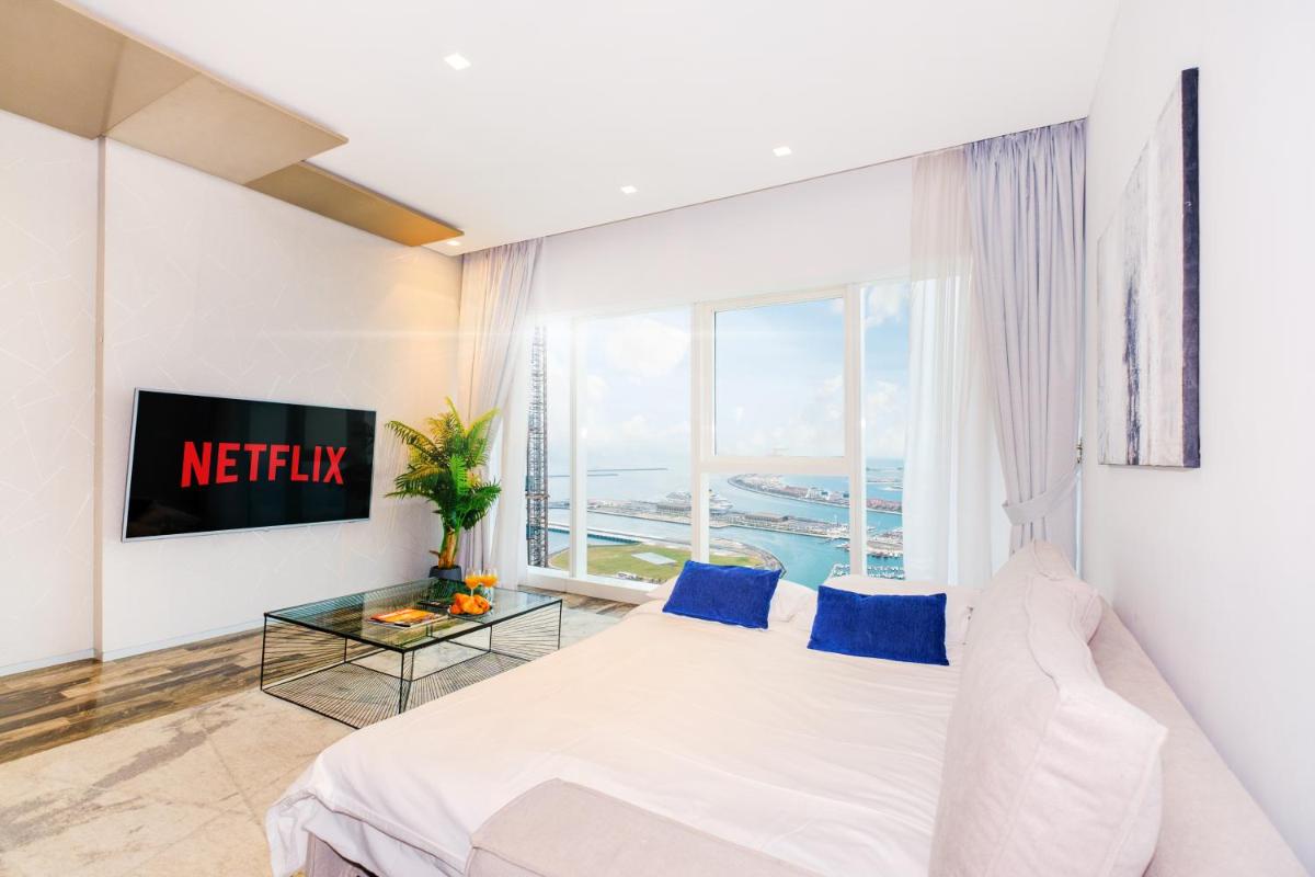LUX - Lavish Suite with Full Palm Jumeirah View 1
