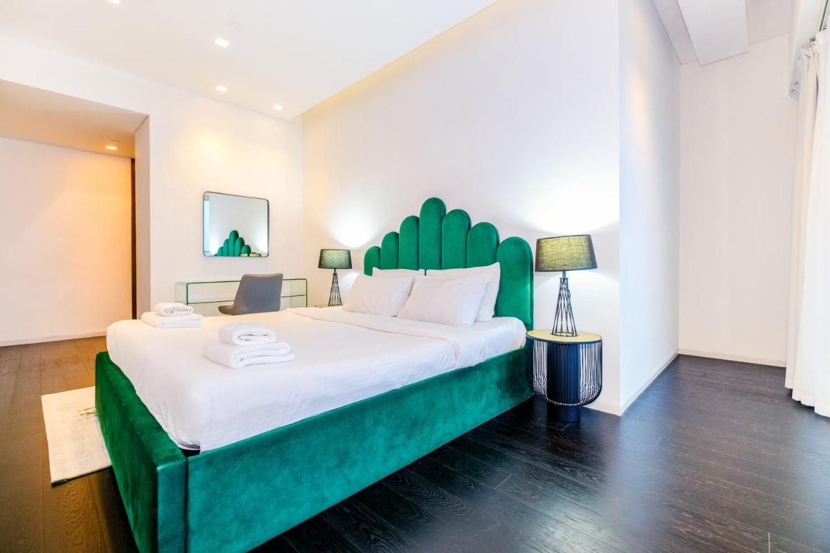 LUX - Lavish Suite with Full Palm Jumeirah View 1