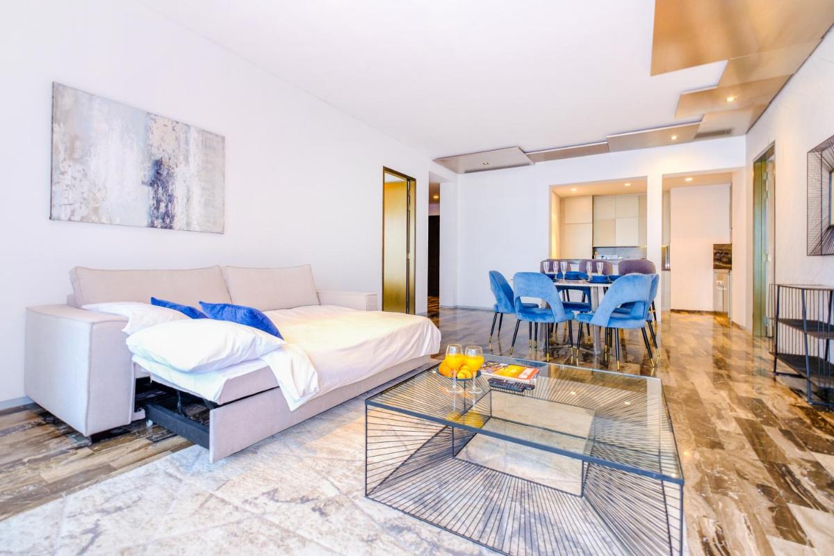 LUX - Lavish Suite with Full Palm Jumeirah View 1