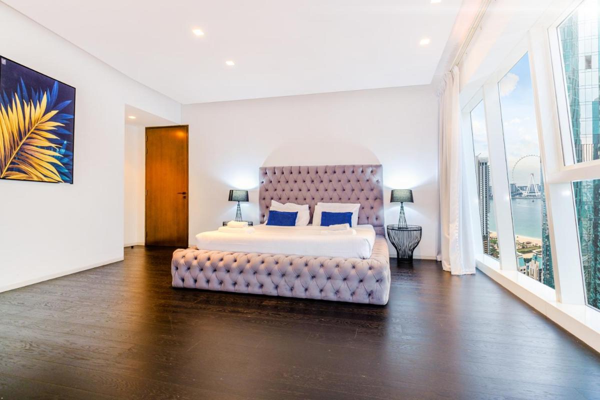 LUX - Lavish Suite with Full Palm Jumeirah View 1