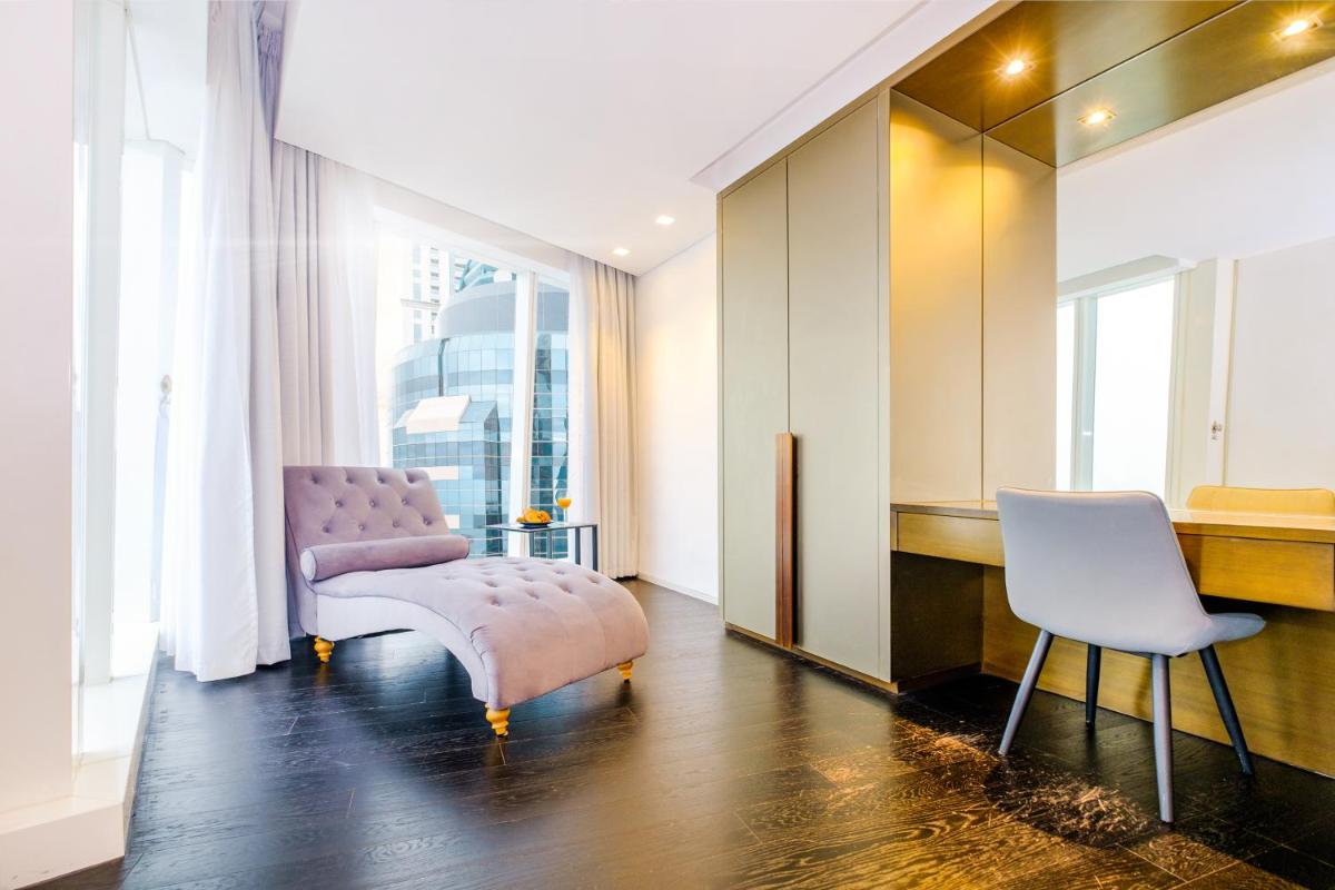 LUX - Lavish Suite with Full Palm Jumeirah View 1