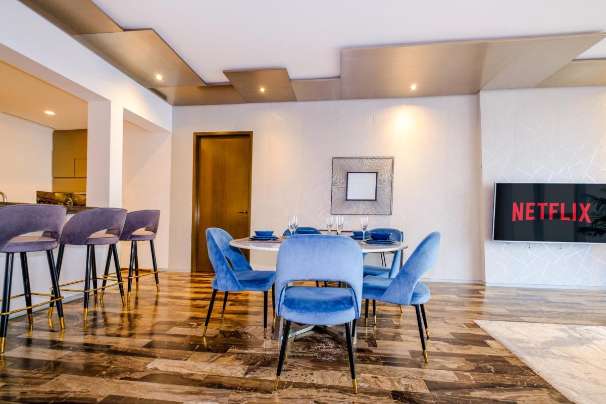 LUX - Lavish Suite with Full Palm Jumeirah View 1