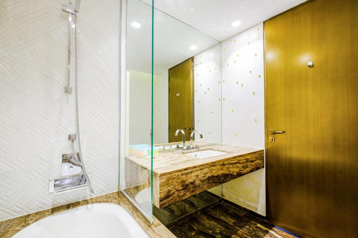LUX - Lavish Suite with Full Palm Jumeirah View 1