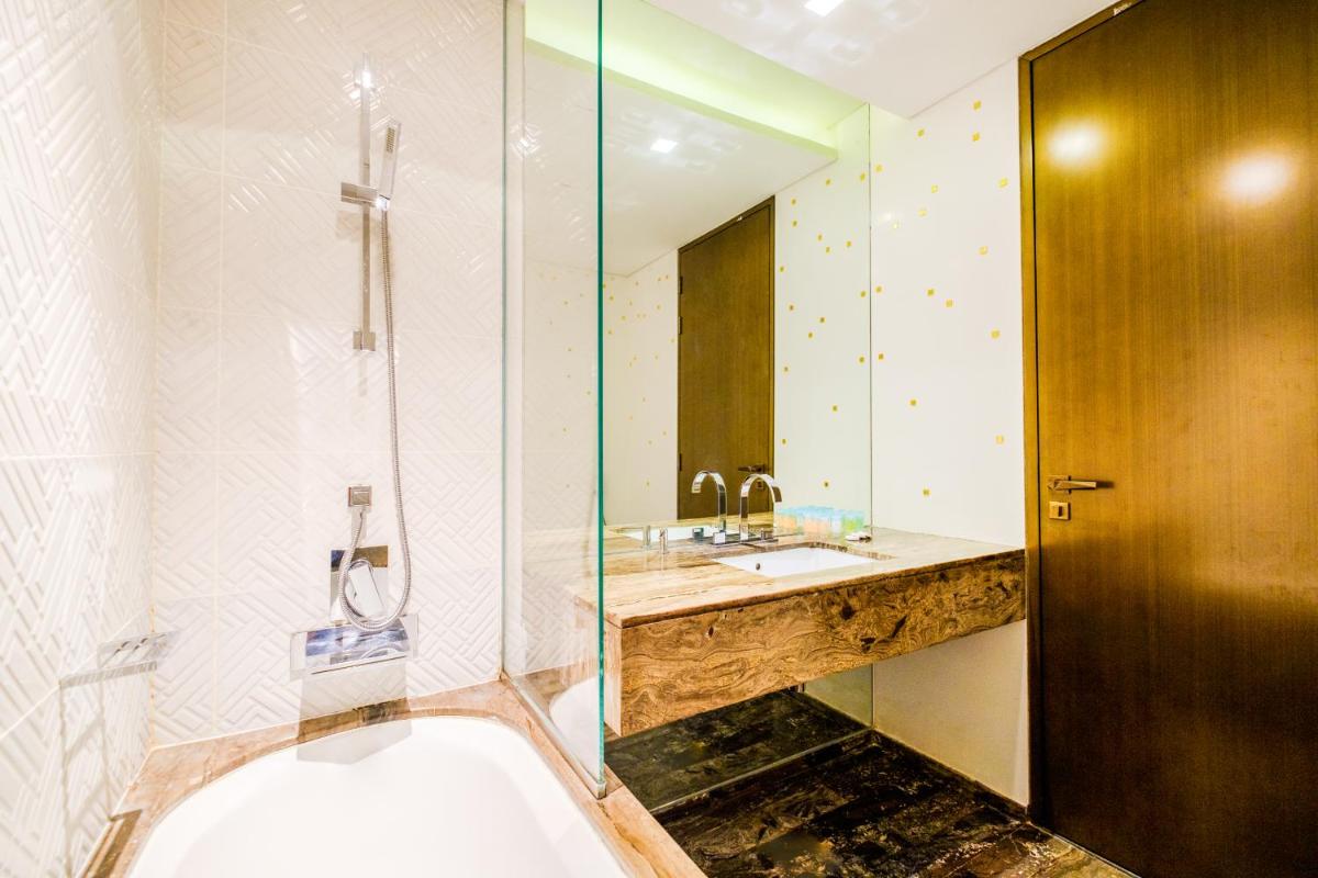 LUX - Lavish Suite with Full Palm Jumeirah View 1