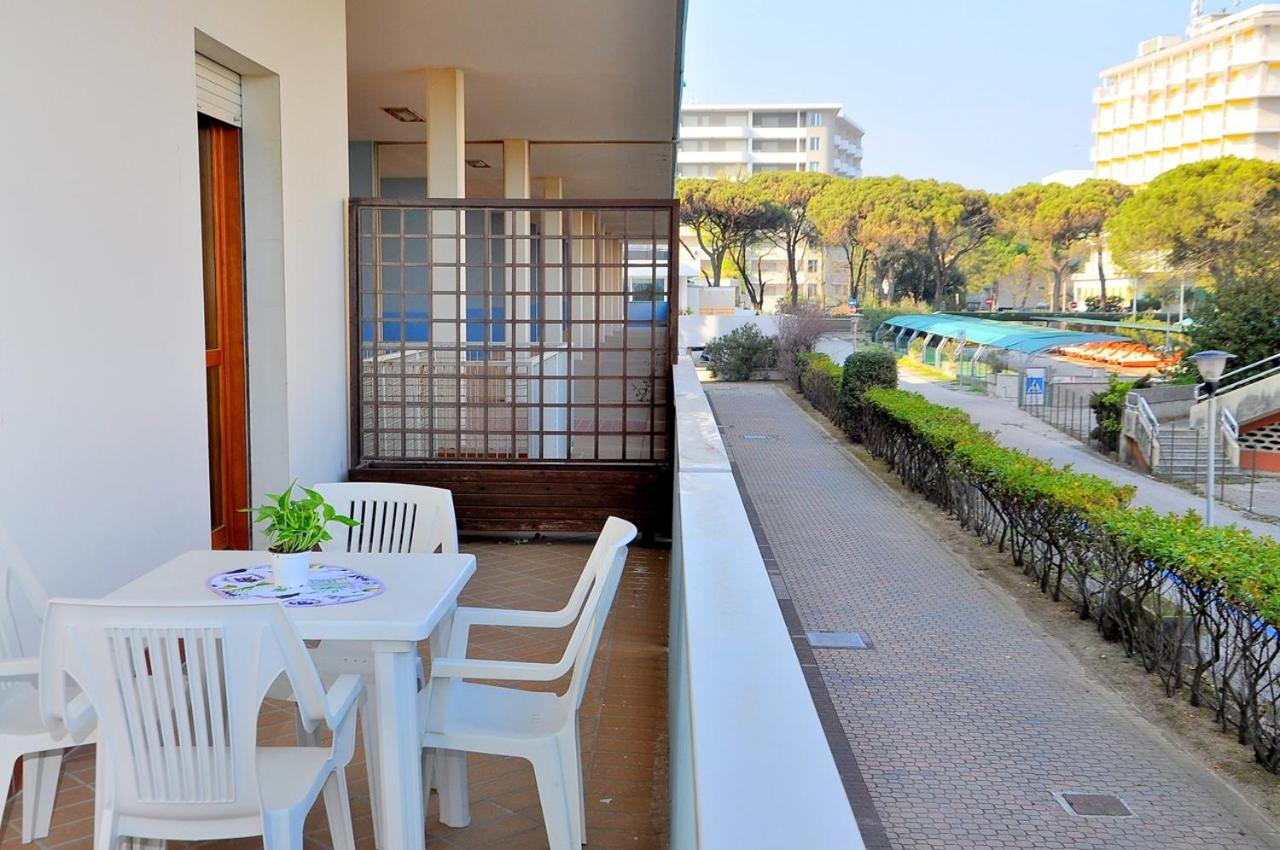 Lovely flat with side sea view and swimming pool view 4