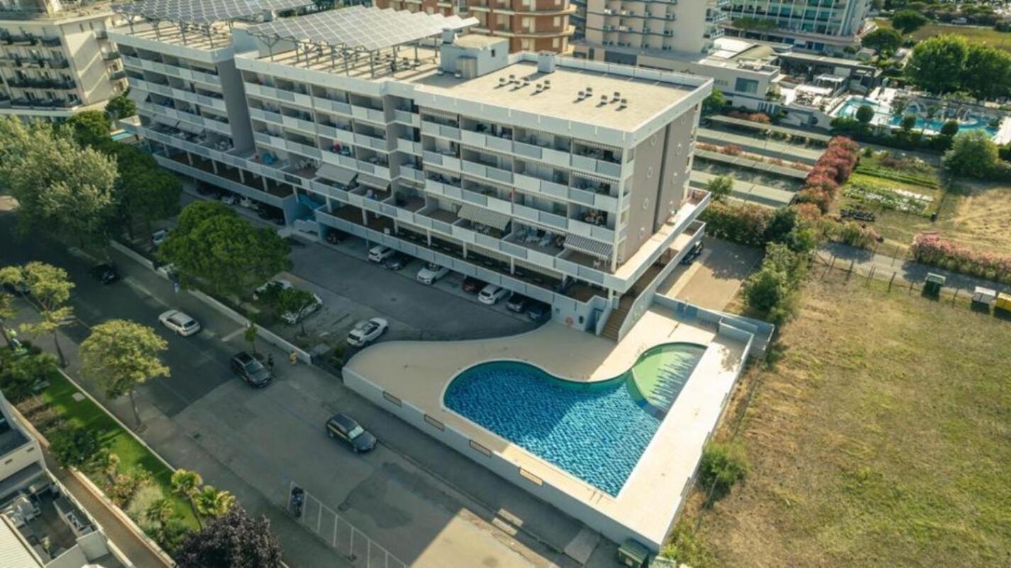 Modern flat for 8 people with swimming pool view 4