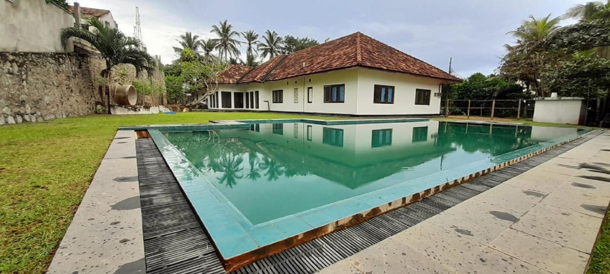 Hotel Isuru Holiday Inn - Image 1