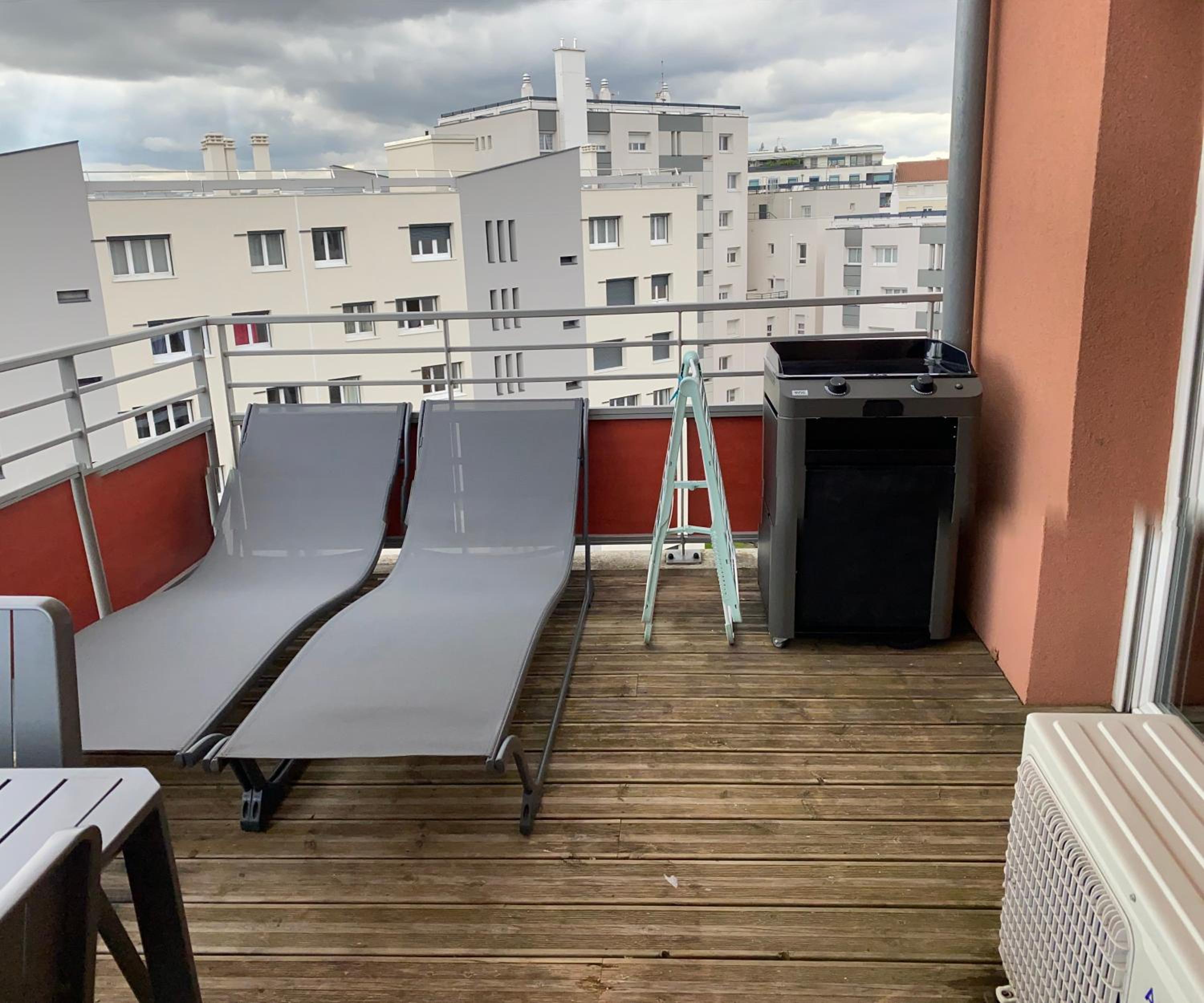 T2 Little Bohême proche hôpitaux terrasse plein ciel