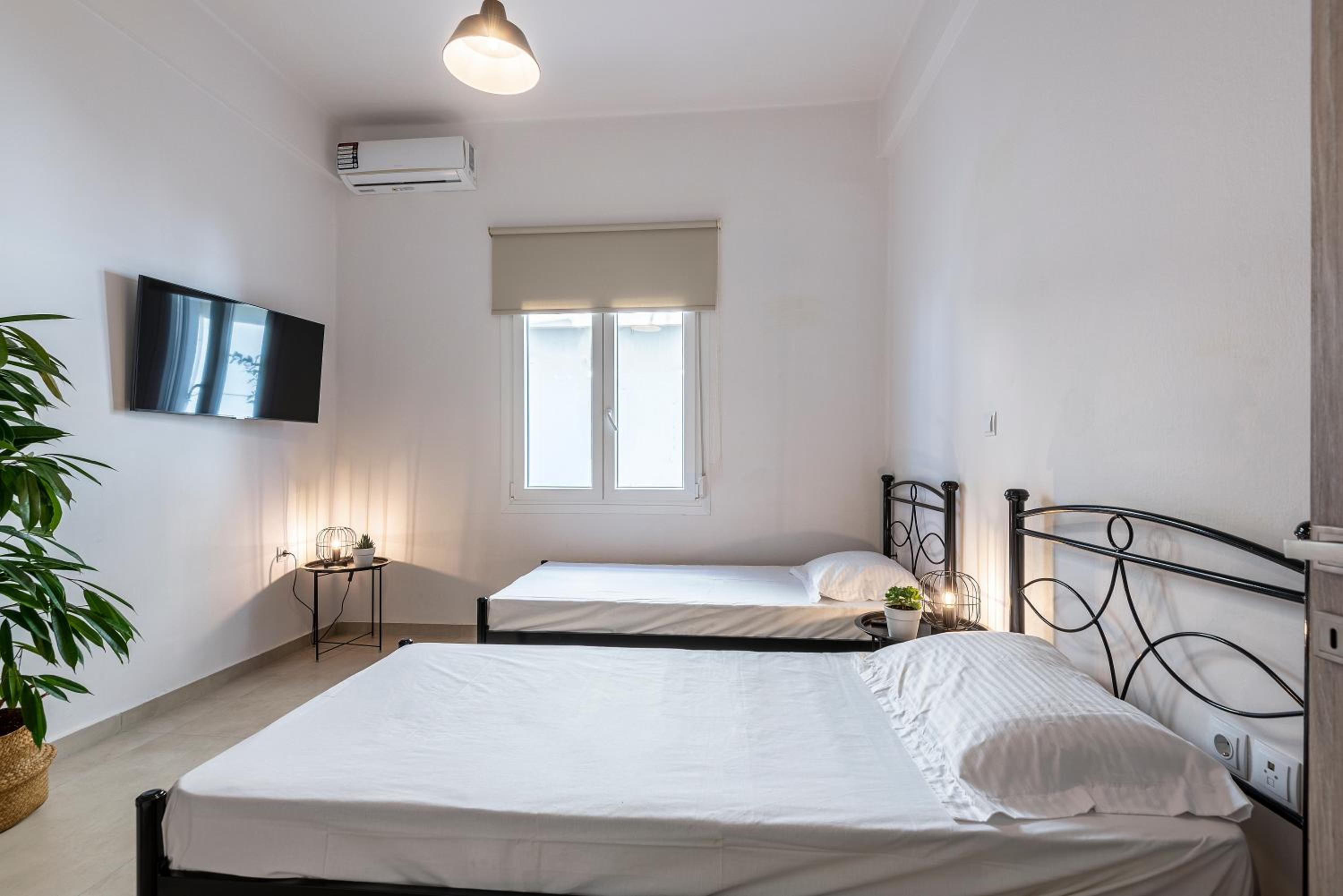 Spacious & Luxe 3BR Downtown 1min to Beach photo 4