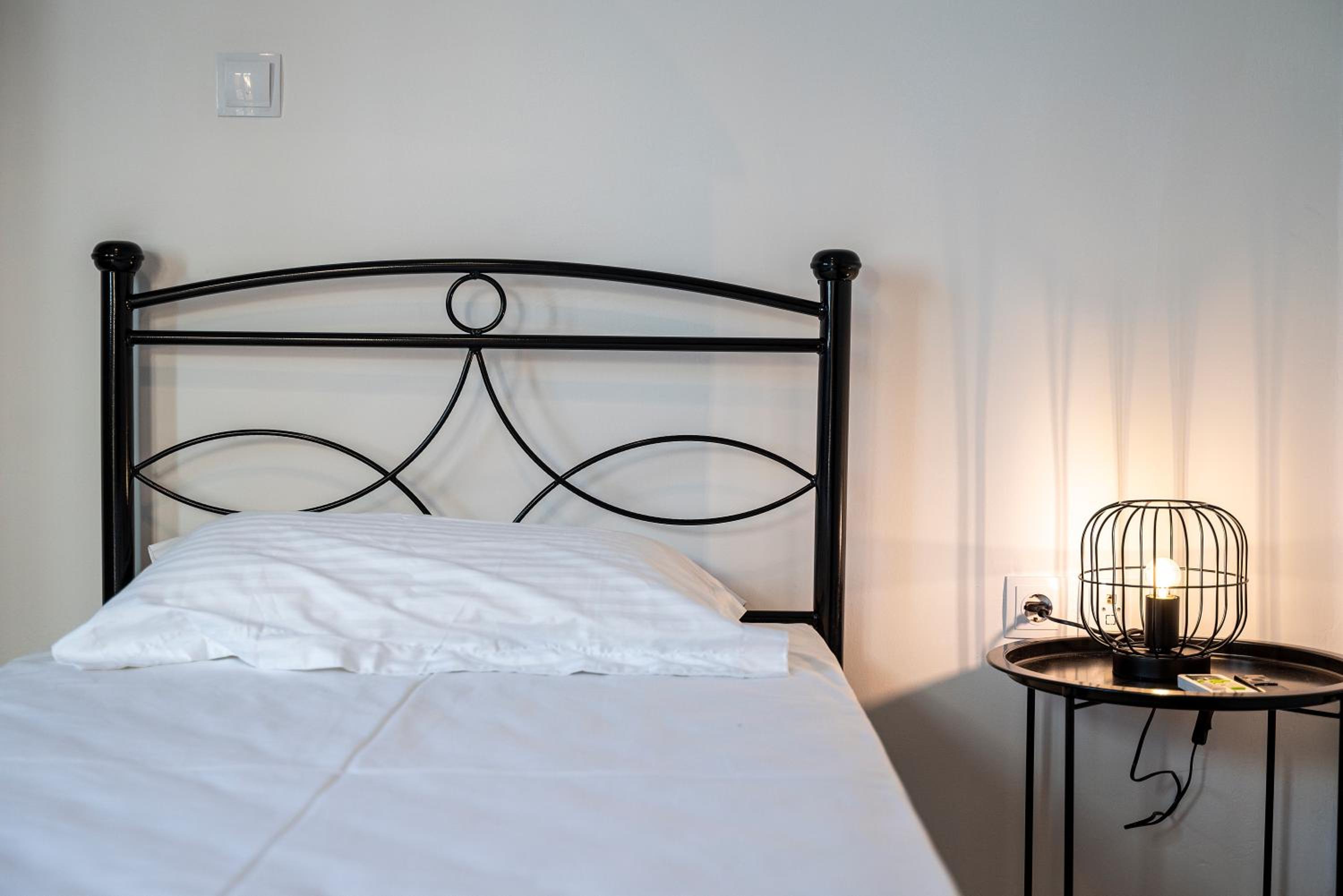 Spacious & Luxe 3BR Downtown 1min to Beach photo 2