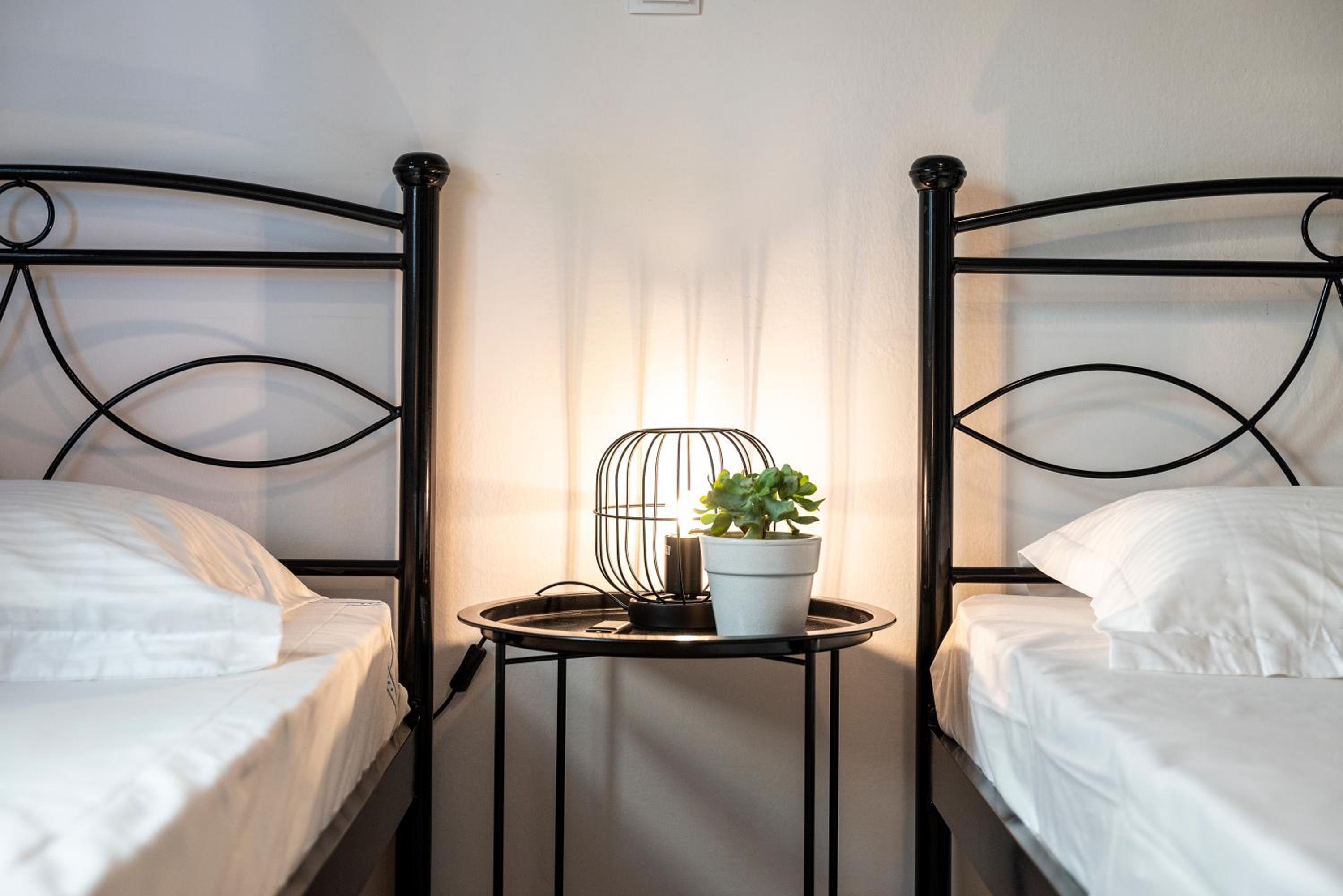 Spacious & Luxe 3BR Downtown 1min to Beach photo 3