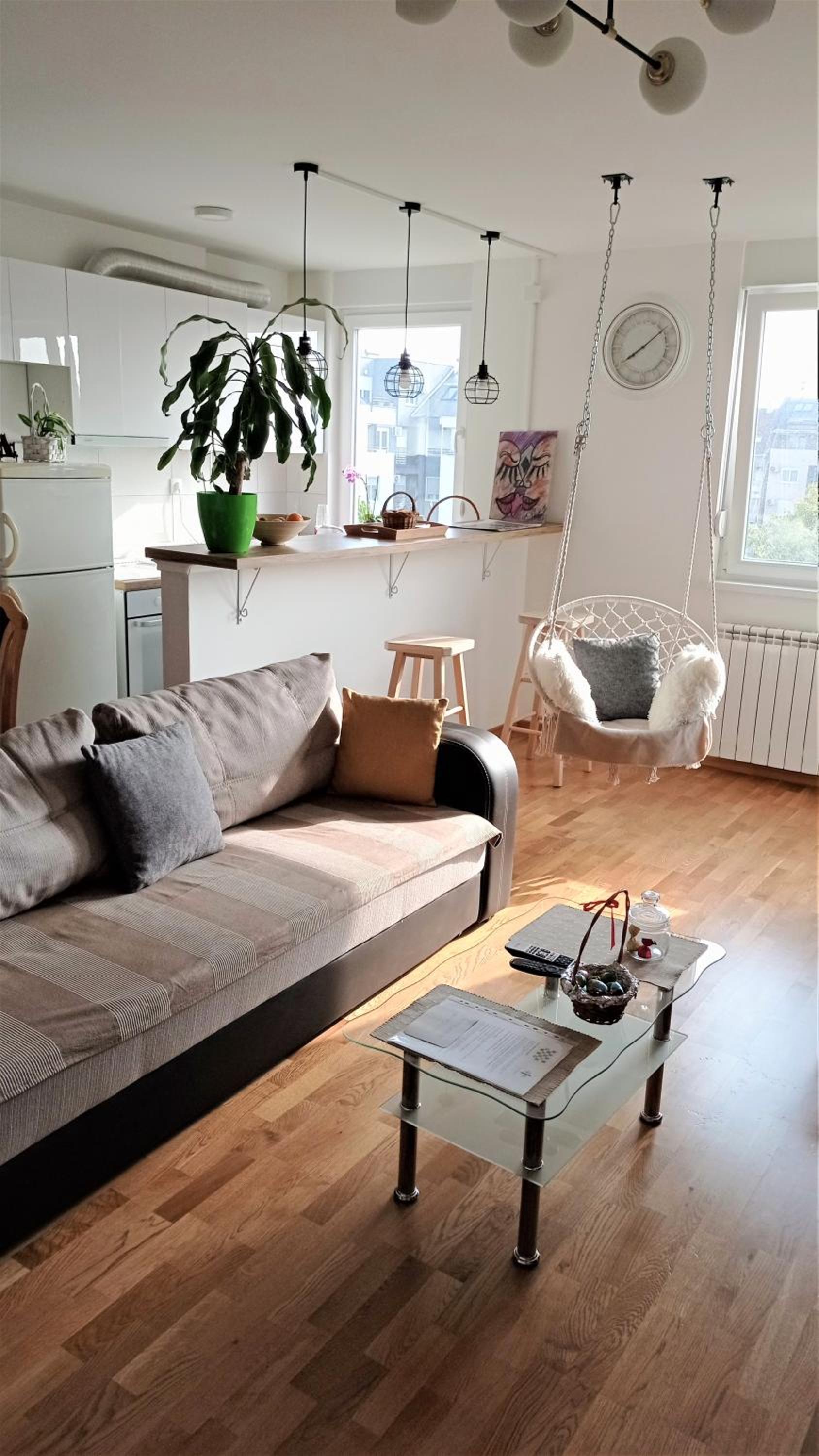 Shine24 - Spacious and Bright Apartment with Swing and Free Parking