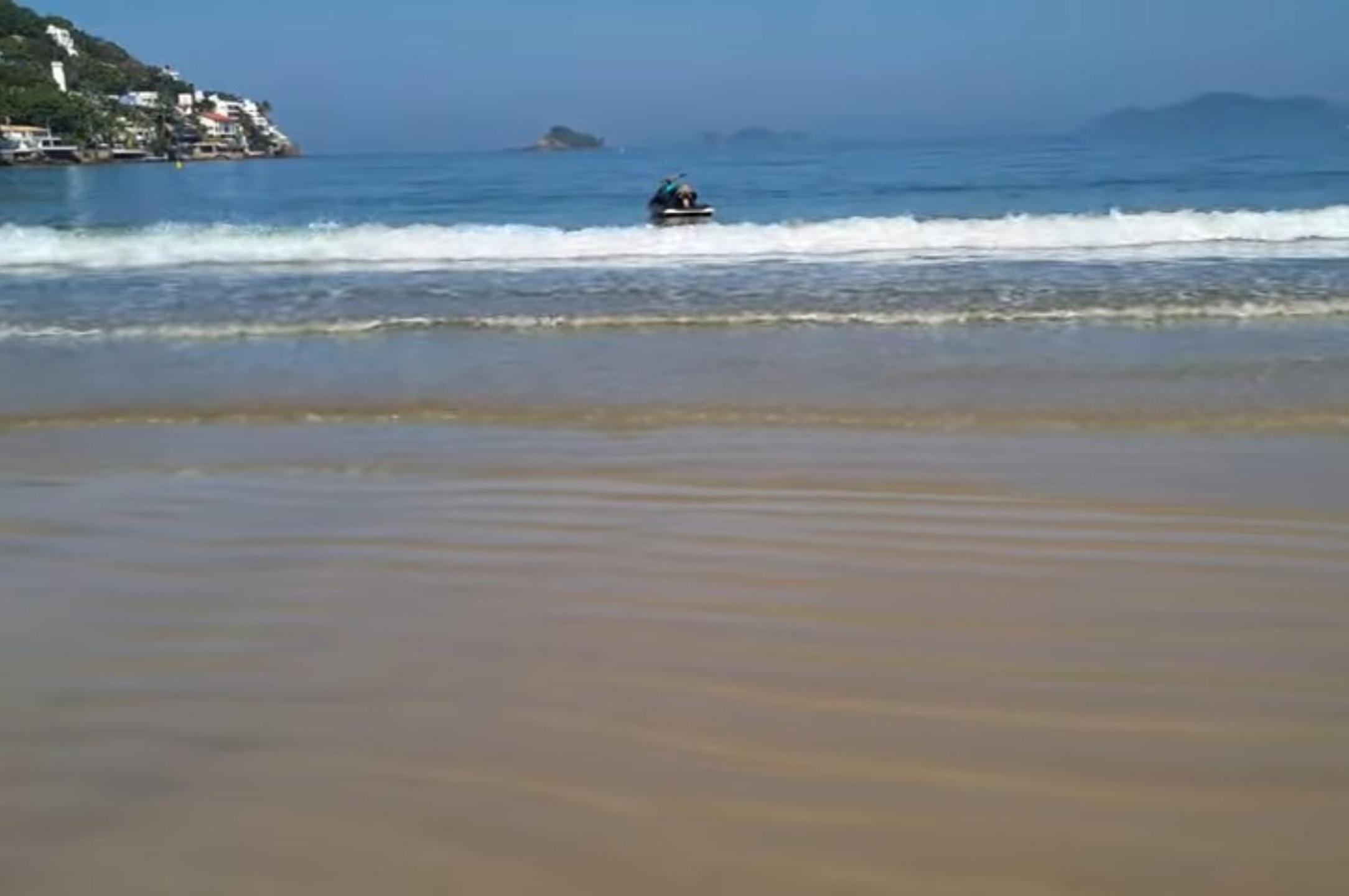 Ap lado praia Enseada.