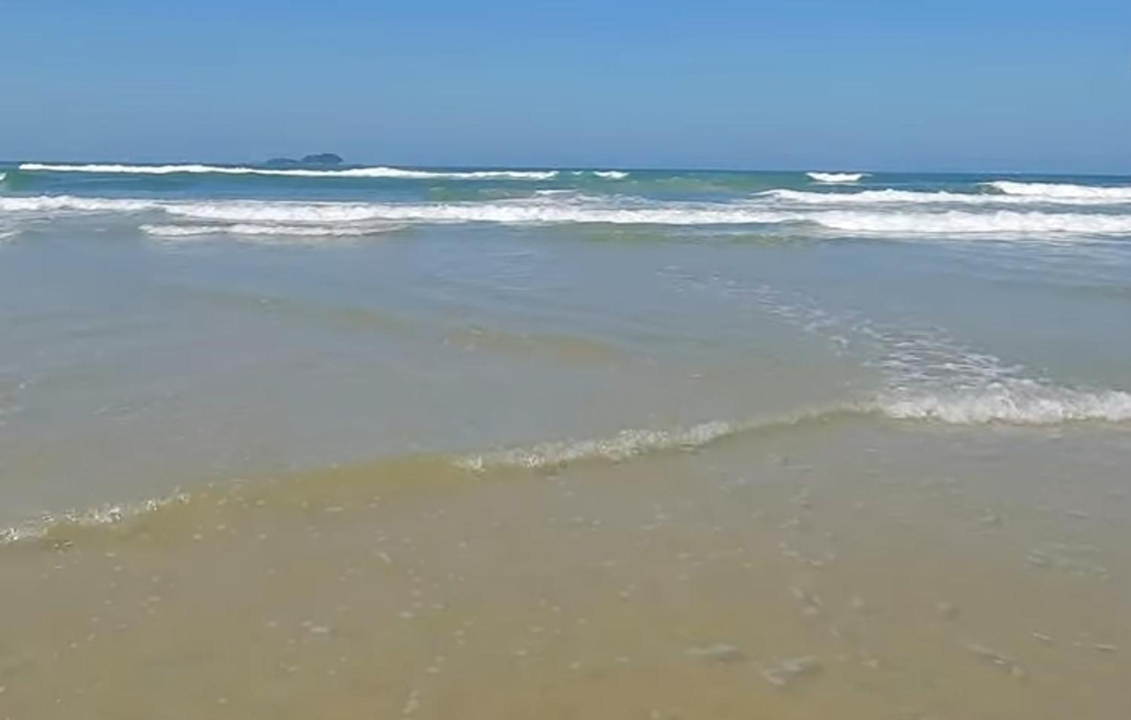 Ap lado praia Enseada.