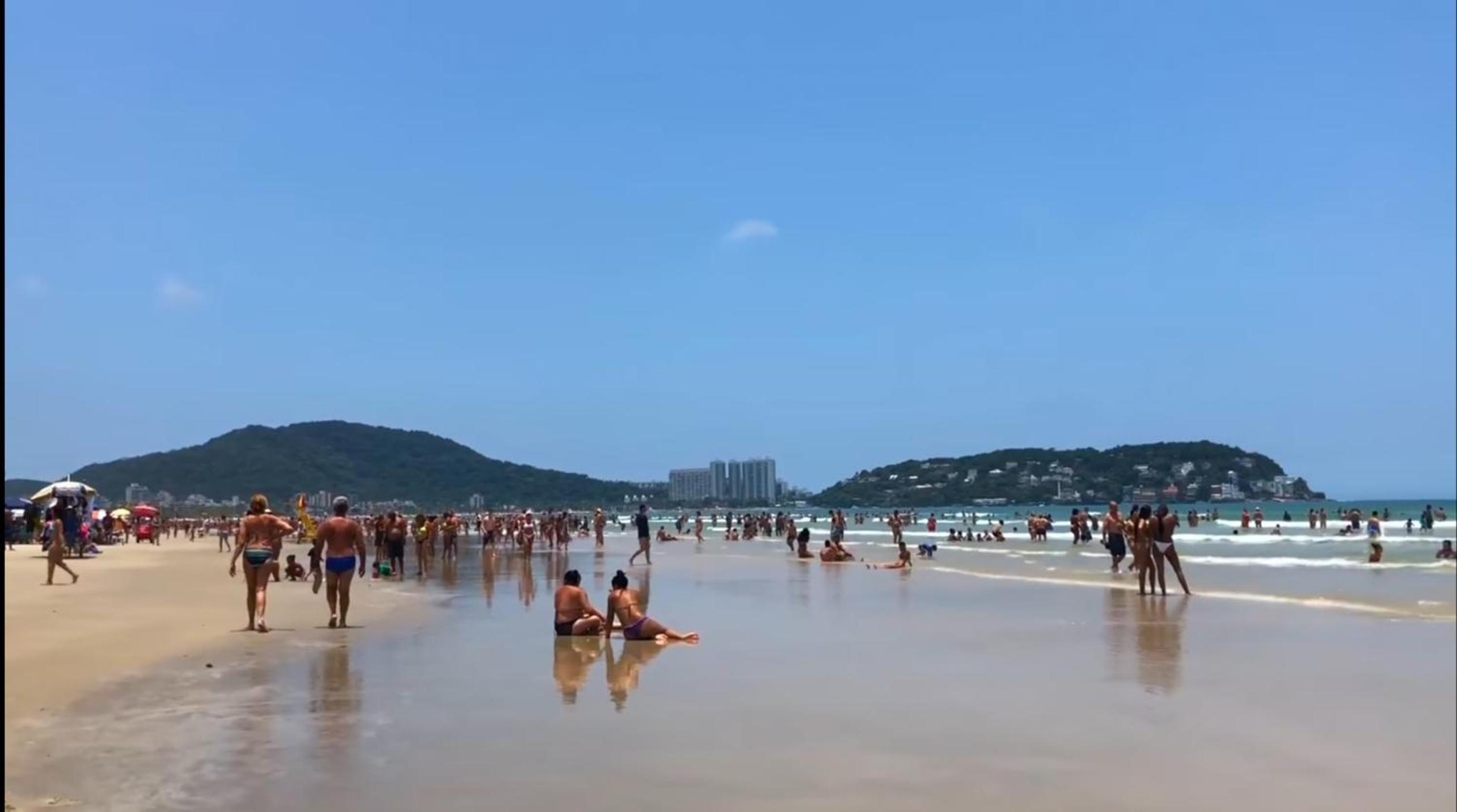 Ap lado praia Enseada.