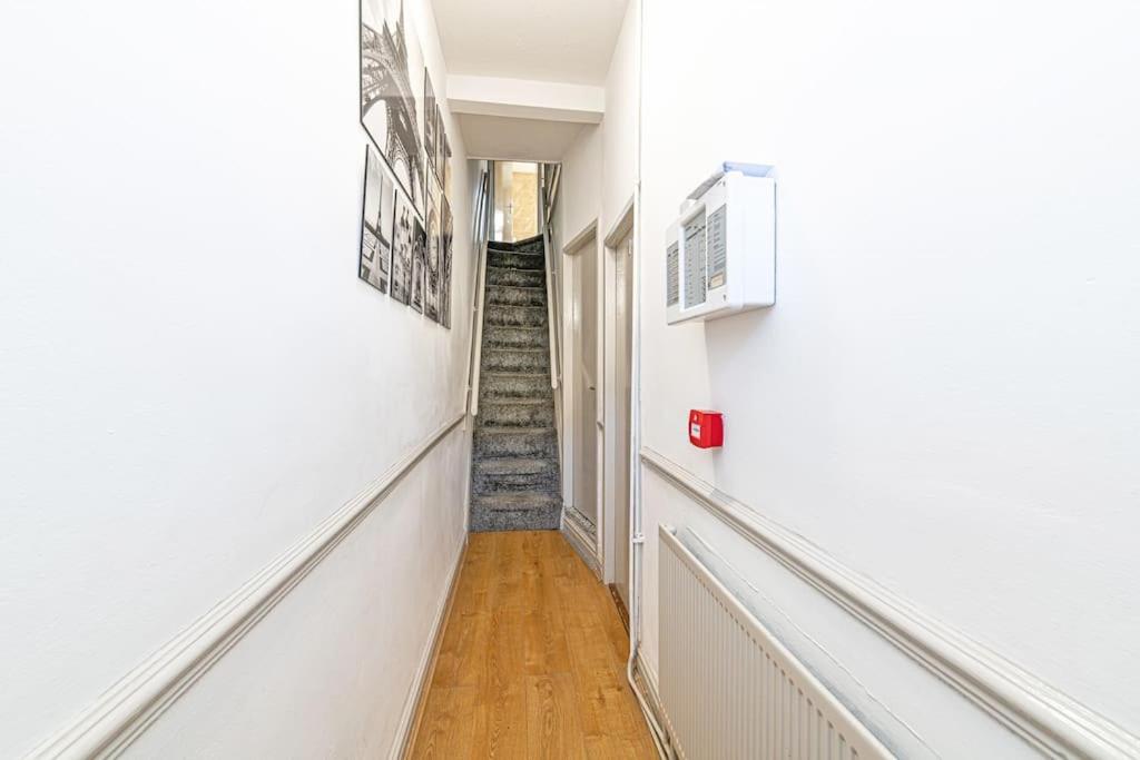 Serviced Accommodation 5 Bedroom Holiday House view 3