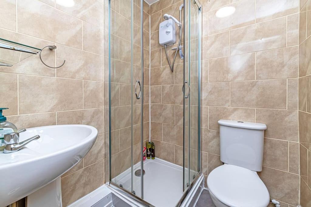 Serviced Accommodation 5 Bedroom Holiday House view 4