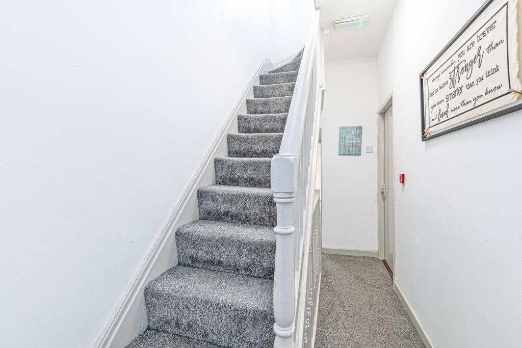 Serviced Accommodation 5 Bedroom Holiday House view 5
