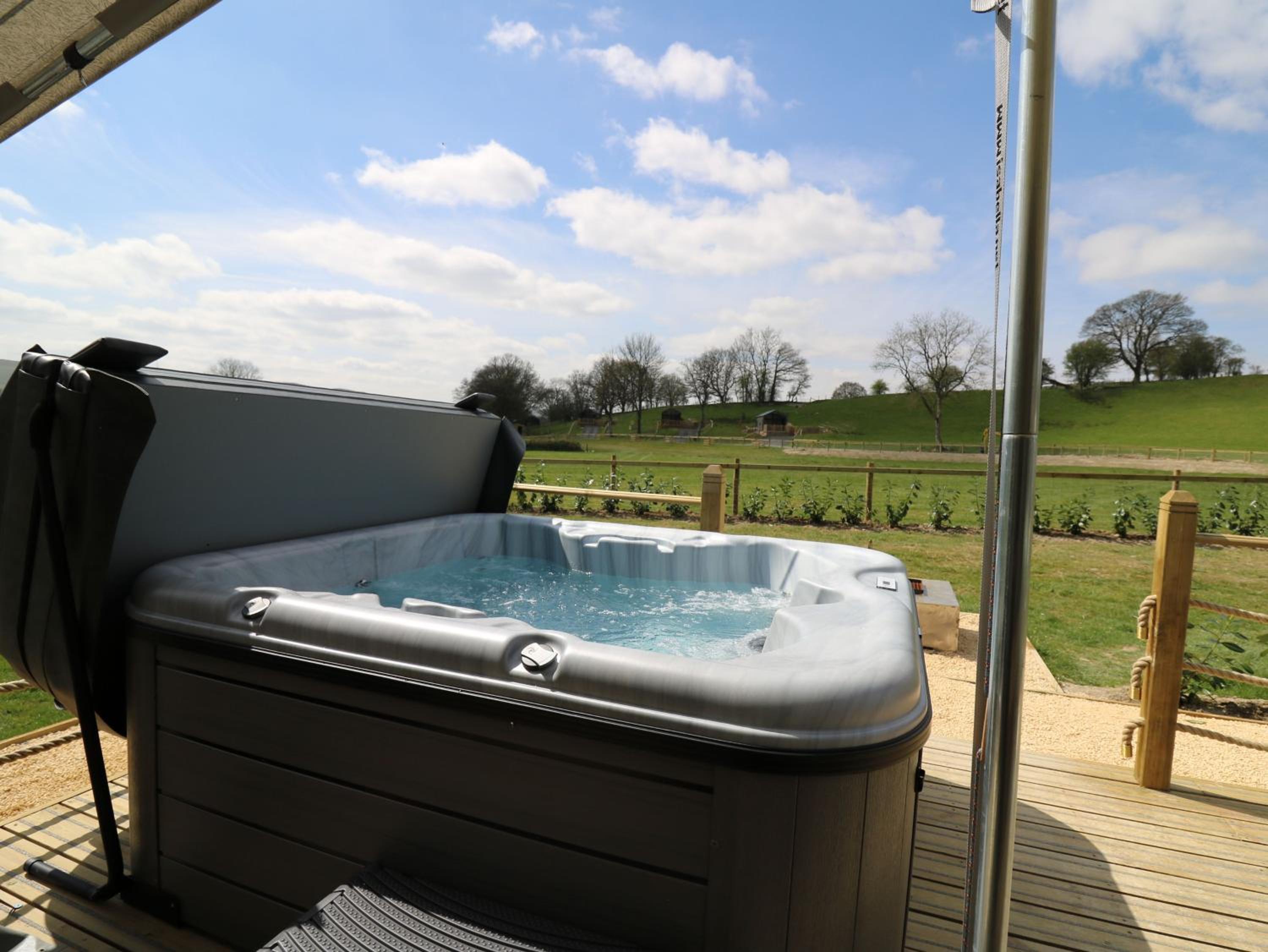 Hotel Salmon - Image 1