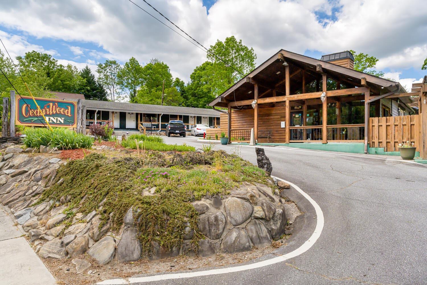 CedarWood Inn