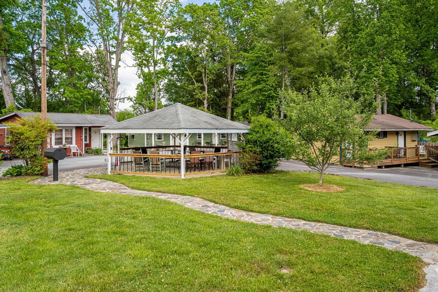 CedarWood Inn