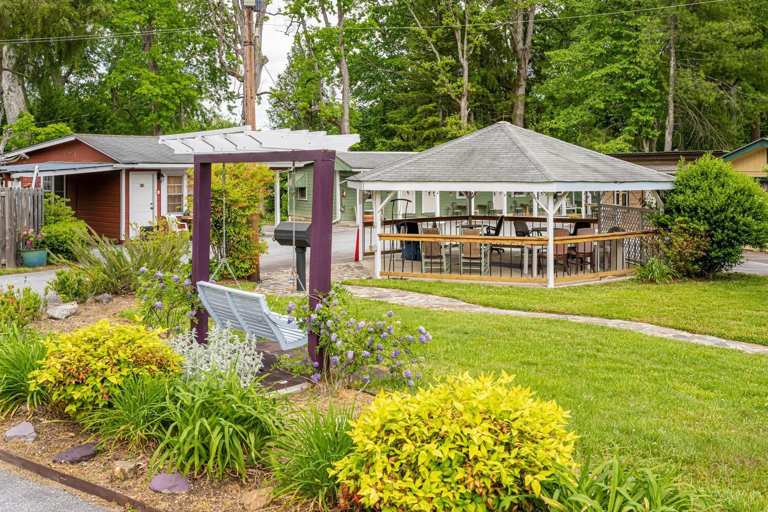 CedarWood Inn