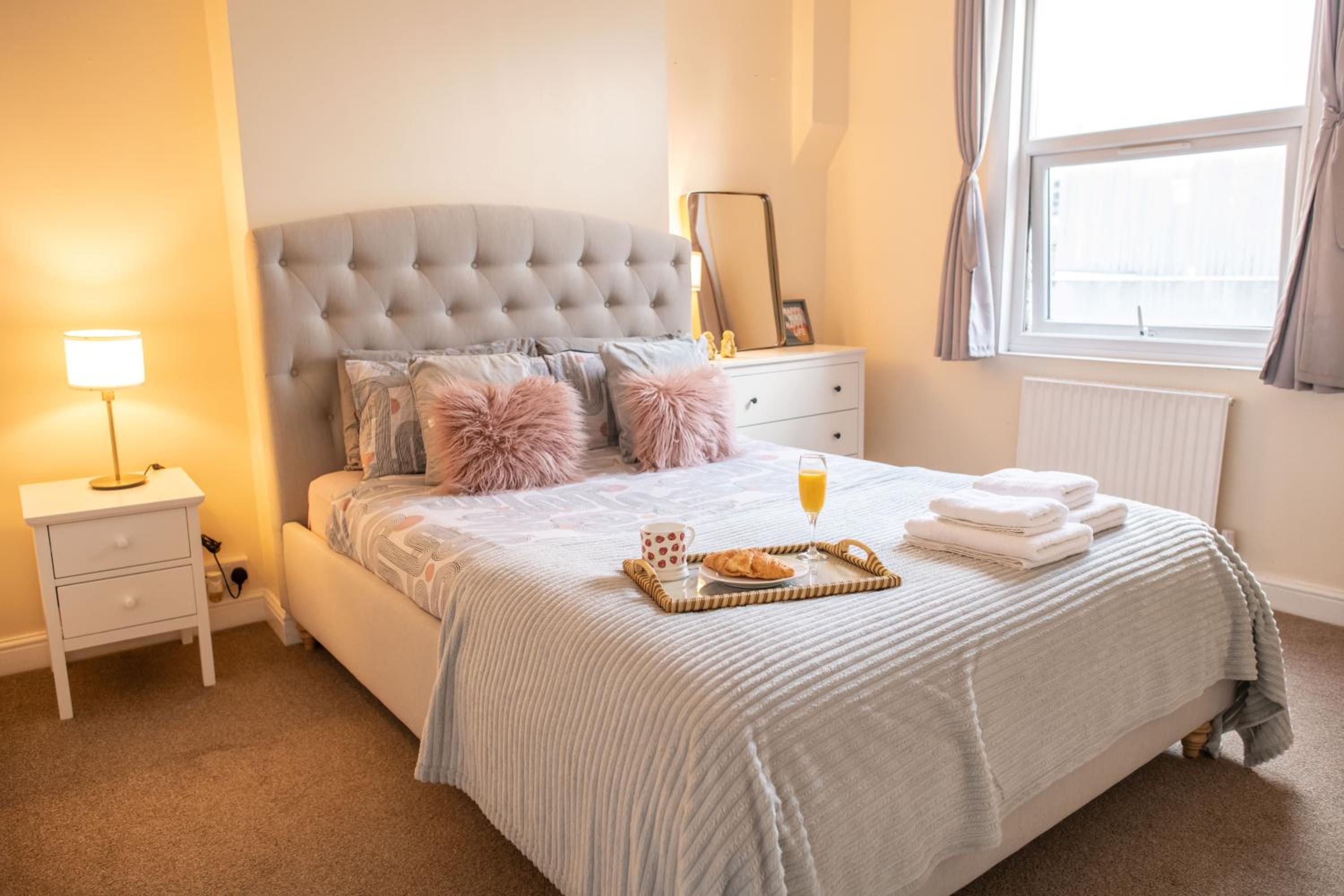 4 Bedroom Flat with high speed Wi-Fi in North Acton, Ealing, West London