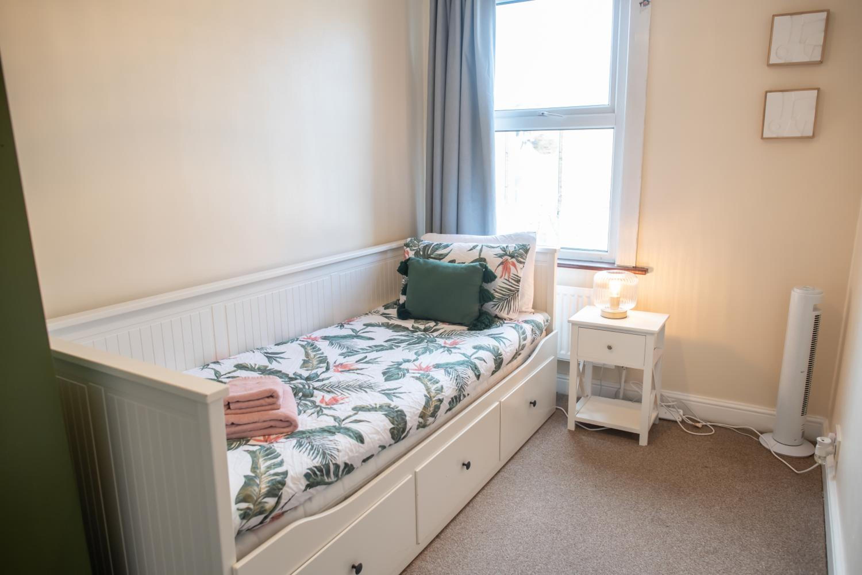 4 Bedroom Flat with high speed Wi-Fi in North Acton, Ealing, West London