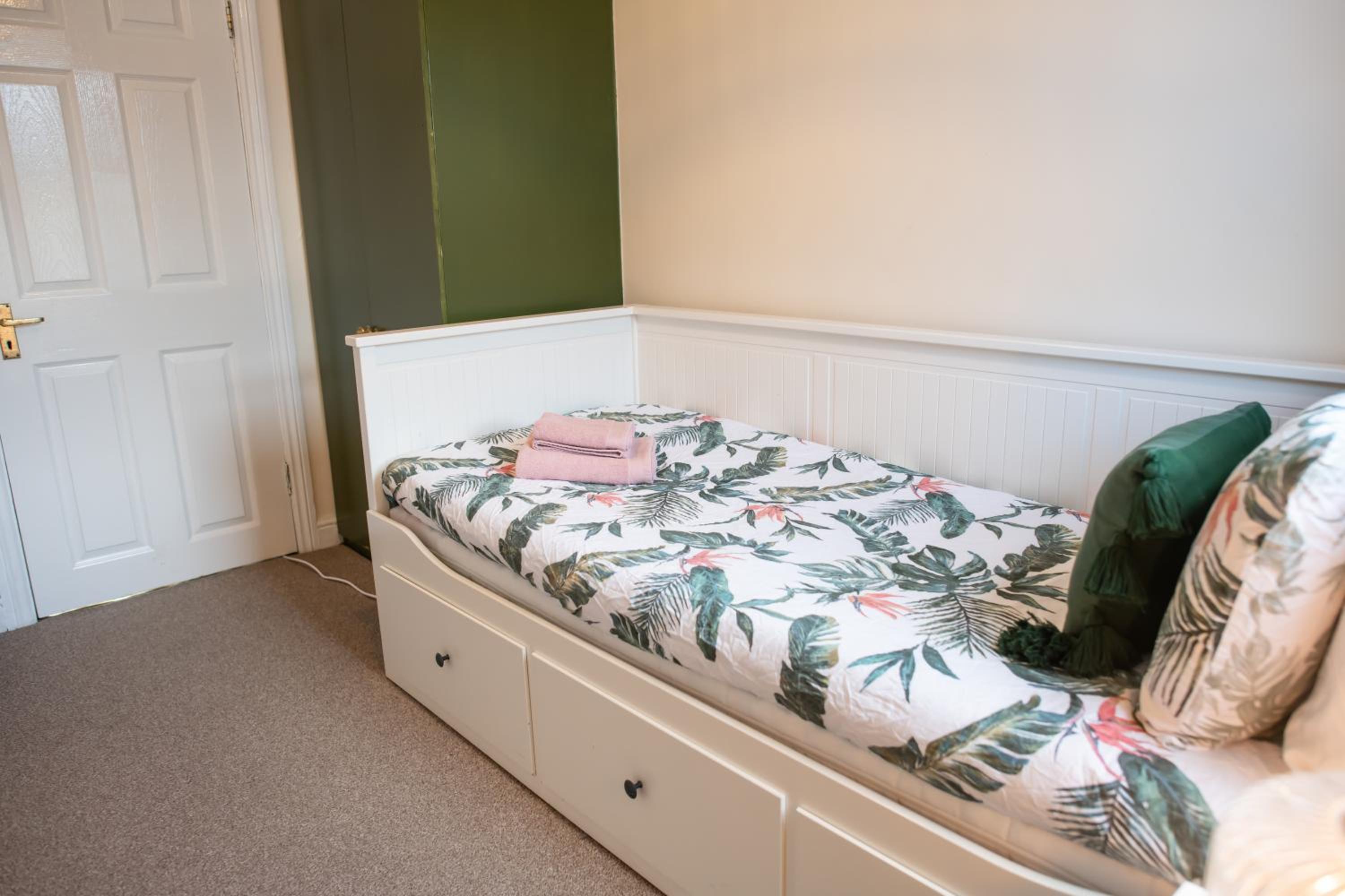 4 Bedroom Flat with high speed Wi-Fi in North Acton, Ealing, West London