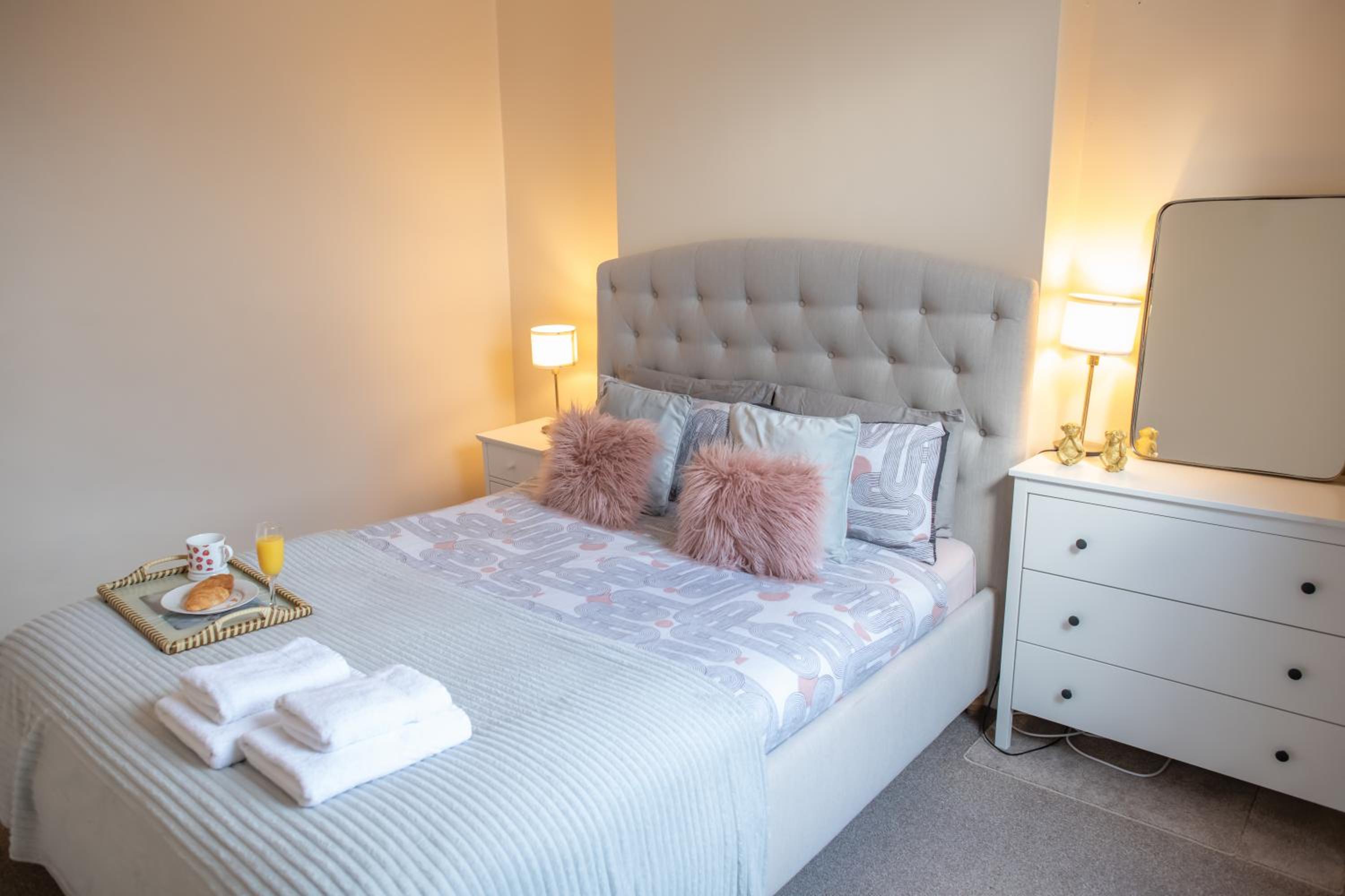 4 Bedroom Flat with high speed Wi-Fi in North Acton, Ealing, West London